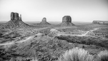 Anıt Vadisi 'nde Mitten ve East Butte üzerinde güzel bir günbatımı. Utah, ABD
