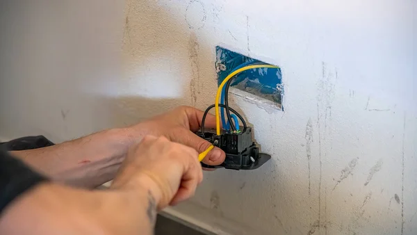 Eletricista Monta Uma Tomada Elétrica Para Parede Conectando Cabos — Fotografia de Stock