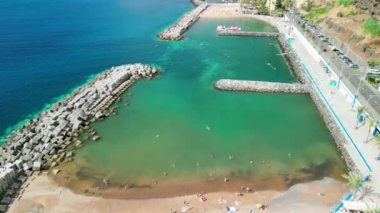 Madeira 'daki Calheta Sahili' nin havadan görüntüsü..