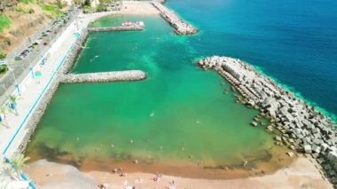 Madeira 'daki Calheta Sahili' nin havadan görüntüsü..