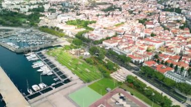 Funchal, Madeira. Liman üzerinde uçan bir İHA 'dan şehir merkezinin havadan görüntüsü.