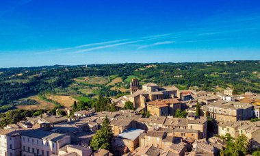 Uçan bir İHA 'dan Orvieto Ortaçağ kasabasının panoramik hava görüntüsü.