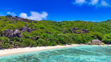 Anse Kaynak Argent, La Digue. Güneşli bir günde İHA 'dan inanılmaz bir hava manzarası Seyşeller Adaları