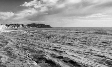 Türklerin Merdivenleri 'nin havadan görünüşü. Scala dei Turchi, İtalya 'nın Sicilya eyaletinin güney kıyısında kayalık bir uçurumdur.