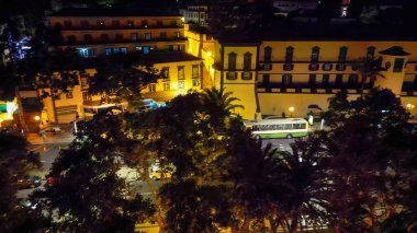 Portekiz, Madeira 'da geceleyin Funchal' ın havadan görünüşü.