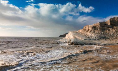 Türklerin Merdivenleri 'nin havadan görünüşü. Scala dei Turchi, İtalya 'nın Sicilya eyaletinin güney kıyısında kayalık bir uçurumdur.