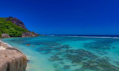 Anse Kaynak Argent, La Digue. Güneşli bir günde İHA 'dan inanılmaz bir hava manzarası Seyşeller Adaları