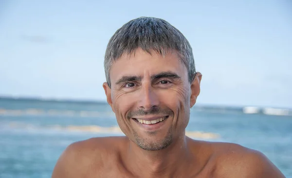 Portrait Happy Caucasian Man Relaxing Beautiful Beach — Photo