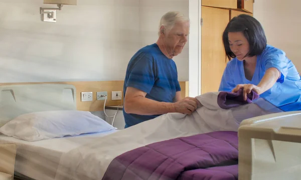 Asyalı Kadın Doktor Yaşlı Hastaya Hastane Yatağında Yardım Ediyor Rehabilitasyon — Stok fotoğraf