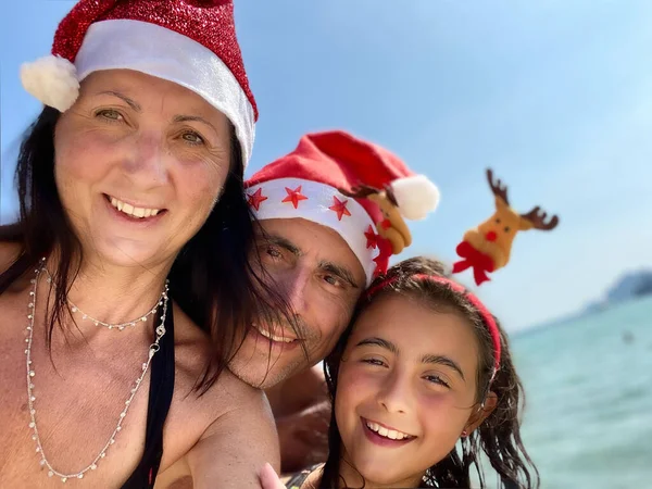 Família Natal Tropical Menina Jovem Juntamente Com Seus Pais Vestindo — Fotografia de Stock