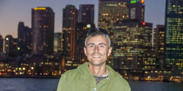 Porträtt Glad Kaukasier Man Besöker Sydney Natten Med Staden Skyline — Stockfoto