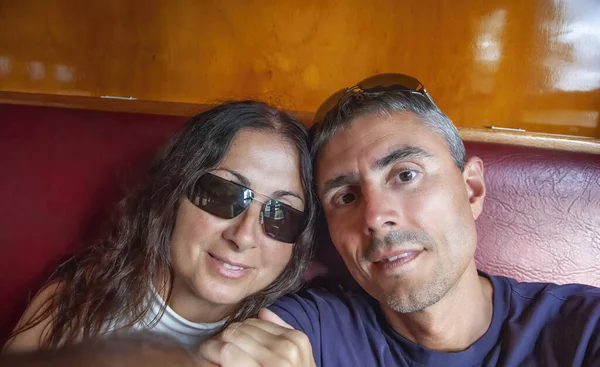 Selfie Ενός Ευτυχισμένου Καυκάσιου Ζευγαριού Στις Διακοπές Κάθεται Ένα Κάθισμα — Φωτογραφία Αρχείου