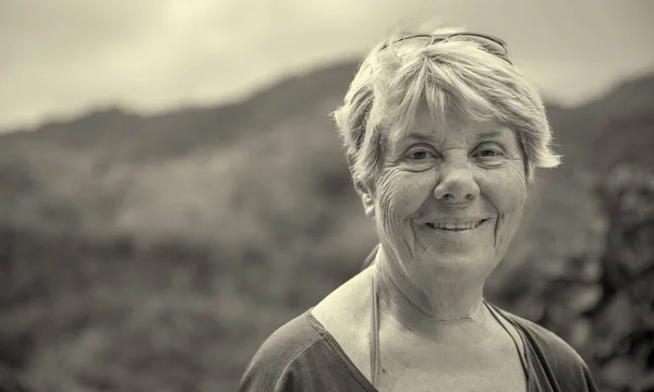 熱帯の島を訪れる幸せそうなお年寄りの女性 — ストック写真