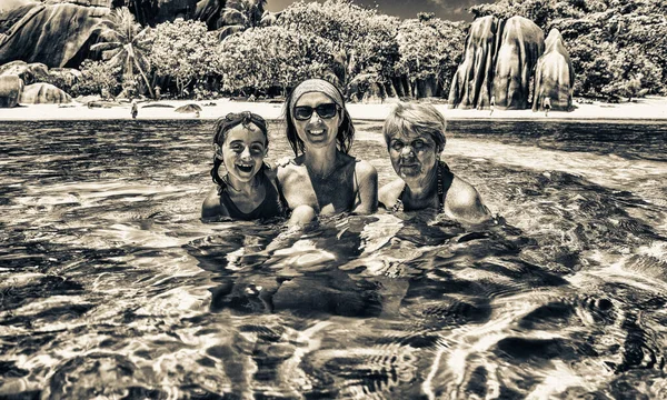 Gelukkige Familie Het Water Tropische Bestemming Vakantie Reizen Concept — Stockfoto