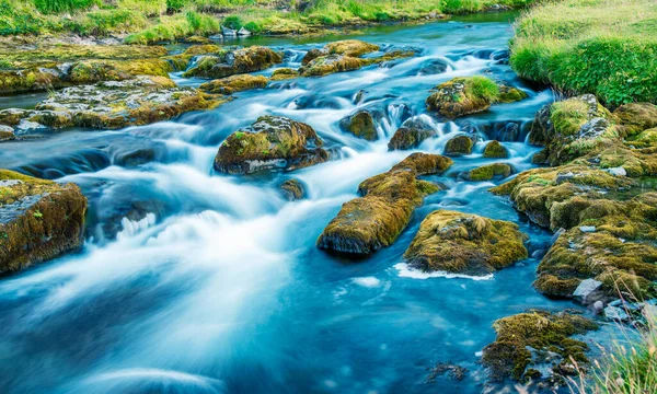 Hermosas Cascadas Islandia Atardecer Verano Agua Que Fluye Tiro Larga —  Fotos de Stock