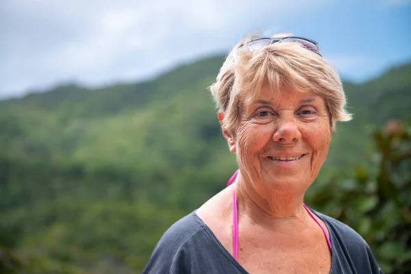 Starsza Kobieta Szczęśliwa Odwiedzając Tropikalną Wyspę — Zdjęcie stockowe
