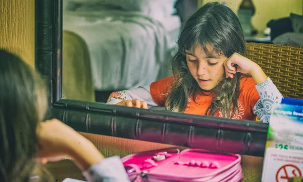 Junges Mädchen Lernt Urlaub Hotelzimmer — Stockfoto
