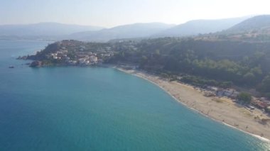 Caminia Lido, yaz sezonu Calabria şeridinin panoramik havadan görünümü.