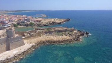 Le Castella Aragonca kale havadan görünümü açısından dron, Calabria.
