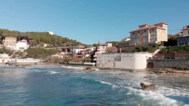 Castiglioncello 'nun panoramik görüntüsü İHA' dan görüldüğü gibi, İtalya.