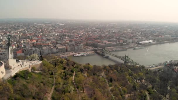 シタデルとブダペストのスカイライン 空からハンガリーの首都のパノラマ航空写真 — ストック動画