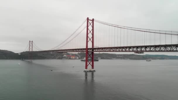 Лісабон Неба Вид Висоти Квітня Міст Похмурий День Спускається Повітря — стокове відео