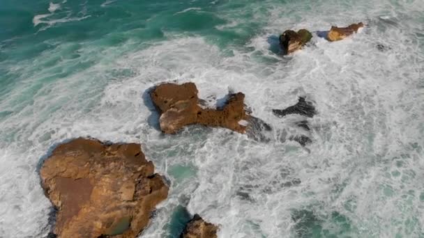 海の波の表面の岩 空中俯瞰に粉砕のスローモーション — ストック動画