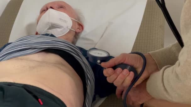 病院の老人に血圧を測定する — ストック動画