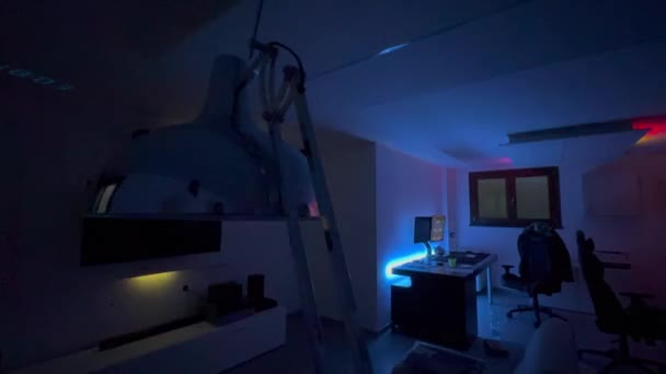 Işıklar Modern Bir Oturma Odasına Müzik Ritmine Etki Ediyor — Stok video