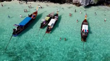 PHI PHI DON, THAILAND - 24 ARALIK 2019: Uzun kuyruklu tekneler ve Monkey Beach visting turistlerinin hava manzarası.