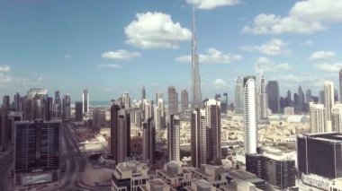 DUBAI, BAE - 8 Aralık 2016: Şehir merkezindeki nehir manzaralı panoramik gökdelenler.