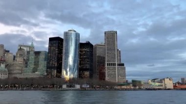 Gün batımında hareket eden bir yolcu gemisinden aşağı Manhattan silueti.