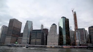 Hudson Nehri 'ndeki hareketli bir tekneden modern Manhattan silueti..