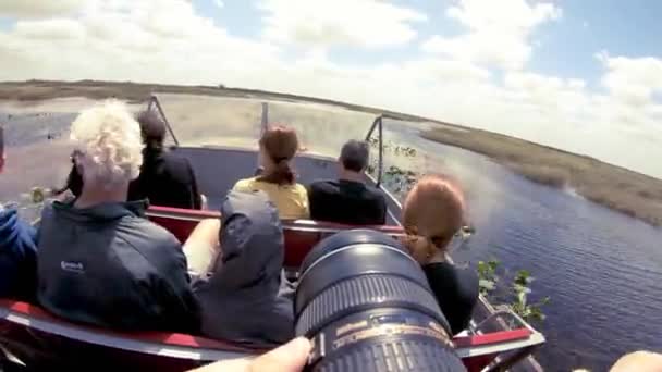 Everglades March 2018 Airboat Tour Tourists 这是游览大沼泽地国家公园的好方法 — 图库视频影像