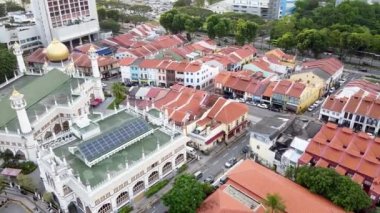 Tarihi Kampong Glam 'daki Singapur Camii' nde Mescid Sultan. Şehir binalarıyla panoramik hava manzarası.