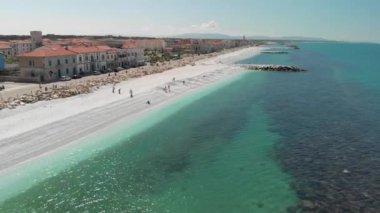 Marina di Pisa gökyüzünden, İtalya 'dan. Güzel bir kıyı şeridi ve şehir manzarası..