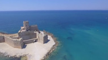 Le Castella Calabria, Aragonca kale ile panoramik havadan görünümü.