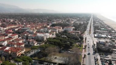 Forte dei Marmi silüetinin havadan görünümü, panoramik silüet.