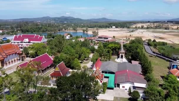Templo Wat Choeng Thale Phuket Hermosa Vista Aérea Desde Dron — Vídeo de stock
