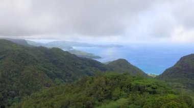 Dağlar, Seyşeller, sisli bir günde havadan görünümü.
