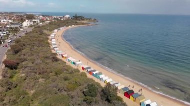 Brighton Beach renkli plaj kutuları, Avustralya havadan görünümü.
