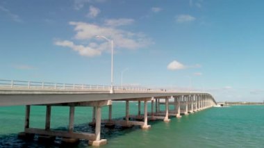 Güneşli bir günde Rickenbacker Causeway hava manzarası, Miami.