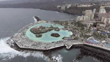 Tenerife 'deki Garachico havuzları. Bulutlu bir öğleden sonra hava manzarası.