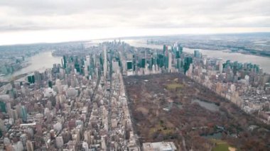 Helikopterden Central Park 'ın hava görüntüsü ağır çekimde, New York City - ABD.