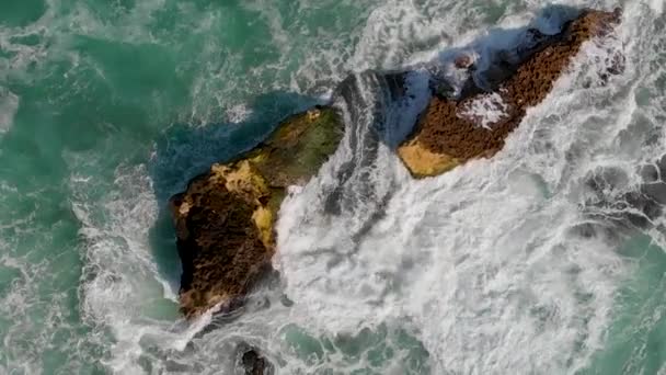 Sziklák Óceán Hullámai Ellen Lassított Felvétel Drónról — Stock videók