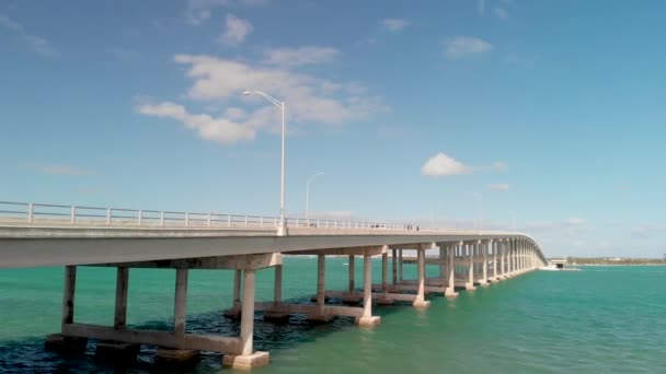 在阳光灿烂的日子里 Rickenbacker Causeway航拍的照片 迈阿密 — 图库视频影像