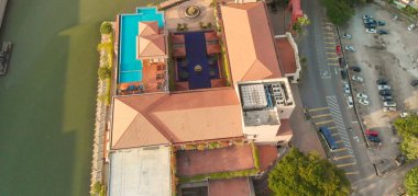 Malacca, Malezya. Açık güneşli bir günde şehir evlerinin, nehrin ve gökyüzünün yukarıdan görünüşü