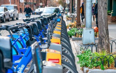 New York City, New York - 1 Aralık 2018: Manhattan 'daki Citi Bisiklet Kiralama İstasyonu.