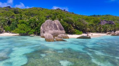 Anse Kaynak Argent, La Digue. Güneşli bir günde İHA 'dan inanılmaz bir hava manzarası Seyşeller Adaları