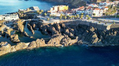 Portekiz, Madeira 'da gün batımında Porto Moniz Doğal Havuzları' nın havadan görünüşü.